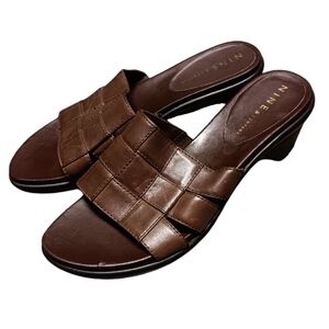 NINE & COMPANY WOMEN'S SIZE 6.5 BROWN SLIDES.